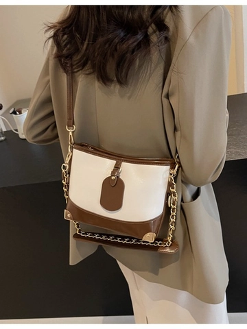Sac Sous le Bras pour Femmes en Cuir PU Contrasté Vintage Sac Seau à la Mode Avec Coins Métalliques Chaîne Bandoulière