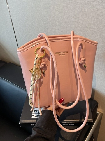 Sac Seau en Cuir PU pour Femmes Minimaliste Couleur Unie Sac à Épaule Avec Pendentif à Pompon Sac Fourre-tout Élégant