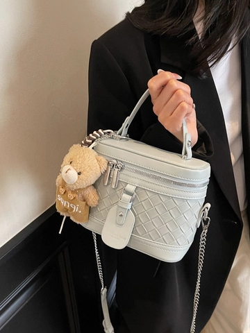 Damen Gewebte Boxtasche Mit Metallkette Und Teddybär-Anhänger PU-Leder Kleine Modische Handtasche Für Den Täglichen Gebrauch