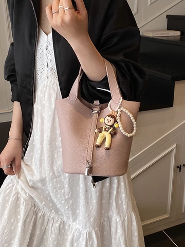 Sac Seau pour Femmes en Cuir PU Grain de Litchi Minimaliste Décontracté Main Avec Pendentif de Künstliche Perle Dessin Animé Sac Bandoulière