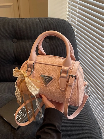 Borsa Boston da Donna con Texture Intrecciata in Pelle PU con Logo in Metallo Triangolare Pendente Fiocco in Pizzo Borsa a Tracolla