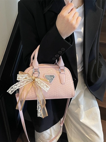 Borsa Boston da Donna con Texture Intrecciata in Pelle PU con Logo in Metallo Triangolare Pendente Fiocco in Pizzo Borsa a Tracolla