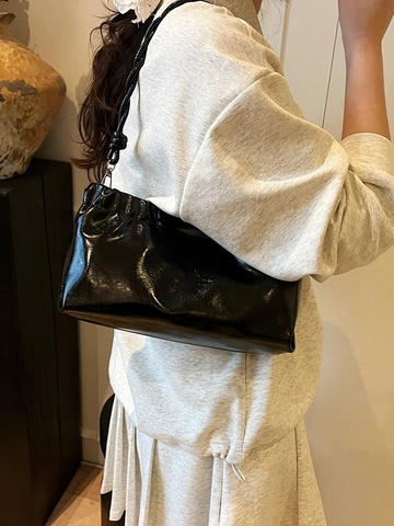 Damen Raffung Achseltasche Glänzendes PU Leder Wolken Handtasche Geflochtener Griff Verstellbarer Schultergurt Mode Tote