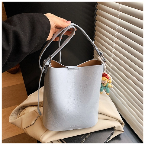 Fashion PU Leather Bucket Bag For Women Large Capacity Shoulder Bag With Cartoon Doll Pendant Pearl Chain Daily Tote Bag