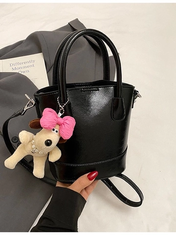 Mode Glanzend PU Leer Emmertas Voor Vrouwen Met Pluche Hanger Crossbody Schoudertas Kleine Handtas Dagelijkse Tas