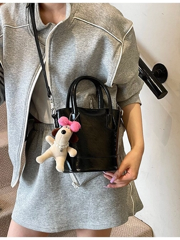 Mode Glanzend PU Leer Emmertas Voor Vrouwen Met Pluche Hanger Crossbody Schoudertas Kleine Handtas Dagelijkse Tas
