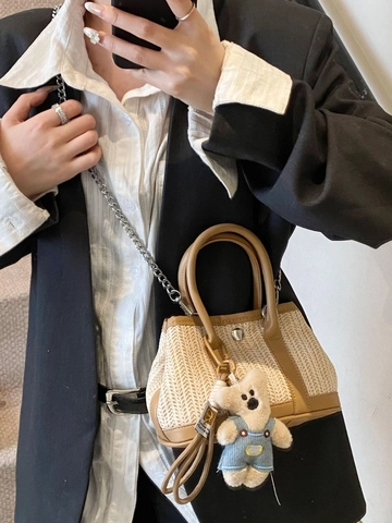 Women Straw Woven Crossbody Bag With Metal Chain Strap PU Leather Handle Small Bucket Beach Holiday Handbag Bear Charm