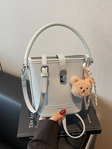 Bolso Tipo Cubo de Cuero PU con Patrón Lychee para Mujer con Lindo Amuleto de Oso Bolso de Hombro Cruzado Regalo
