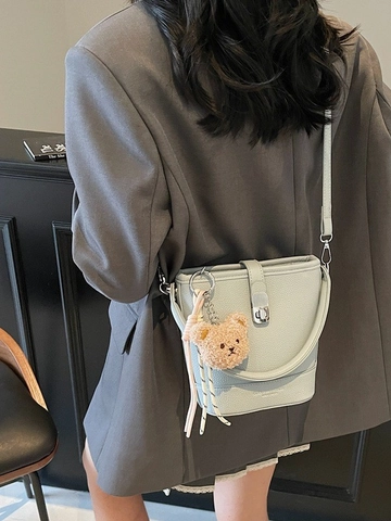Bolso Tipo Cubo de Cuero PU con Patrón Lychee para Mujer con Lindo Amuleto de Oso Bolso de Hombro Cruzado Regalo