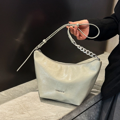 Women's Large Capacity Hobo Bag Glossy PU Leather Crescent Shoulder Bag With Silver Chain Trendy Underarm Bucket Bag