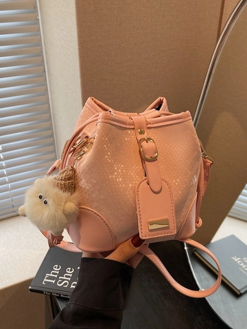 Borsa a Secchiello da Donna alla Moda con Motivo a Serpente in Pelle PU a Tracolla con Coulisse con Ciondolo in Peluche