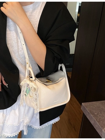 Sac à Épaule Coréen pour Femmes en Cuir PU à Motif Litchi Petit Sac Bandoulière Traversin Avec Pendentif Cartoon en Künstliche Perle et Dentelle