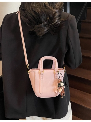 Damen Mini PU Leder Eimertasche Koreanisch Lässig Umhängetasche Kleine Tragetasche Mit Cartoon Puppe Anhänger Mode Schultertasche