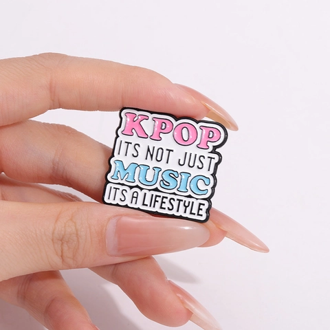 K-Pop Thema Emaille Brosche Pins Legierung Buchstaben Herz Muster Trendige Dopamin Stil Abzeichen Für Kleidung Taschen Damen Accessoires
