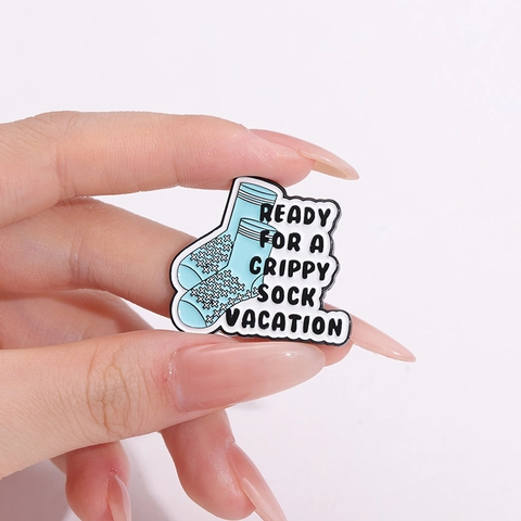 Ready For A Grippy Sock Vacation Emaille Pin Legierung Lustige Blaue Socken Brosche Für Rucksack Kleidung Geschenk