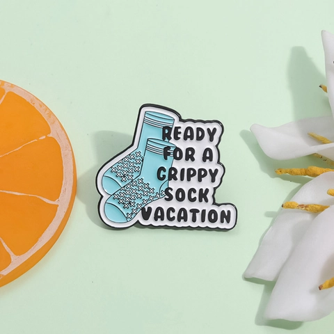 Divertido Pin de Esmalte Cartoon Grippy Sock Vacation Broche de Aleación Insignia Para Mujeres Hombres Ropa Mochila Joyería Accesorios Decorativos