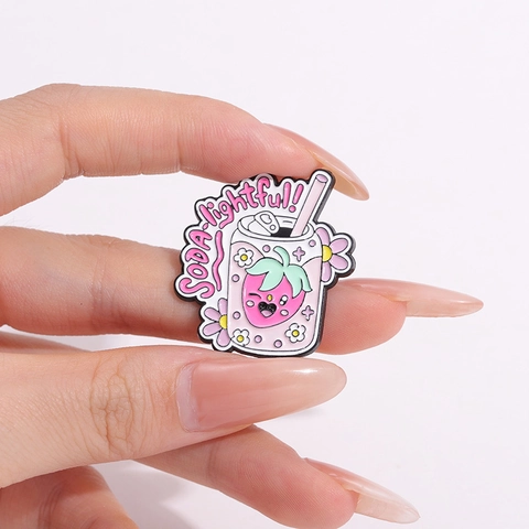 Spilla in Smalto di Fragola del Fumetto Sveglia Rosa Soda Box Latte Marmellata Divertente Spilla in Lega per Accessori Zaino