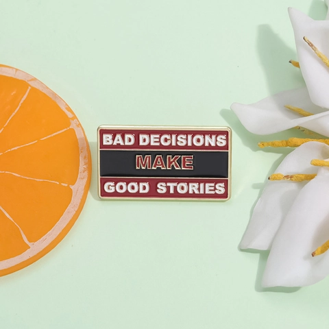 Καρφίτσα από Κράμα Σμάλτου Έμβλημα Bad Decisions Make Good Stories Slogan Pin για Διακόσμηση Ρούχων Τσάντας Unisex Κόσμημα