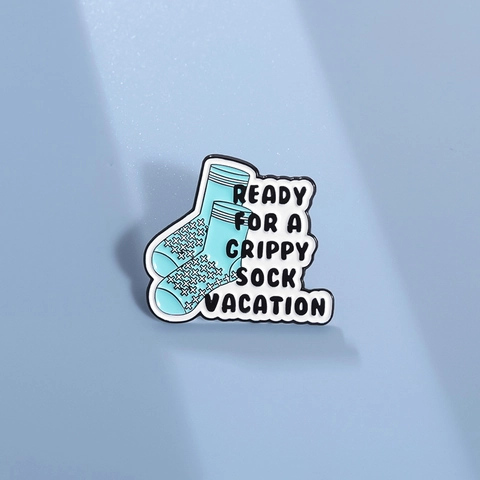 Ready For A Grippy Sock Vacation Emaille Pin Legierung Lustige Blaue Socken Brosche Für Rucksack Kleidung Geschenk