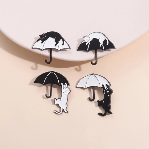 Cute Black And White Umbrella Cat Enamel Pin Creative Cartoon Animal Zinc Alloy Brooch Badge Fashion Jewelry Gift
