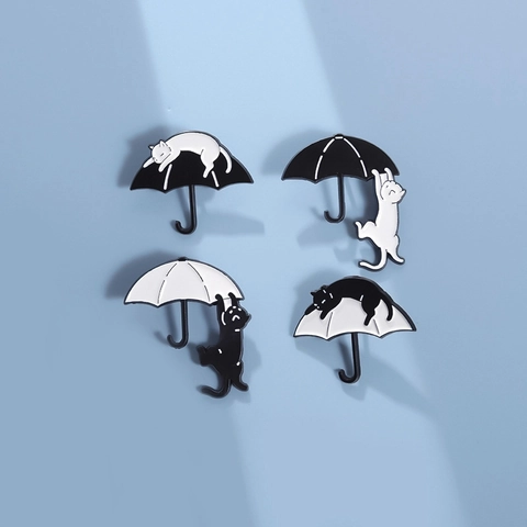 Cute Black And White Umbrella Cat Enamel Pin Creative Cartoon Animal Zinc Alloy Brooch Badge Fashion Jewelry Gift