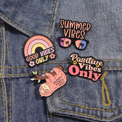 Kreative Englische Buchstaben Emaille Brosche Lustiger Slogan Cartoon Anstecknadeln Zinklegierung Abzeichen Personalisierter Schmuck Für K-Pop Fans