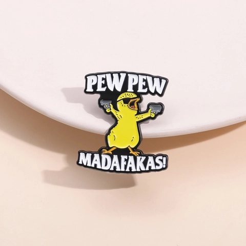 Divertido Pin de Esmalte de Pollo Meme Pew Pew Madafakas Broche de Dibujos Animados de Aleación Pintada Insignia Accesorios para Ropa Bolso Sombrero Joyería Unisex
