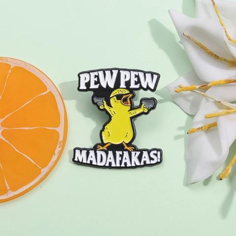 Divertido Pin de Esmalte de Pollo Meme Pew Pew Madafakas Broche de Dibujos Animados de Aleación Pintada Insignia Accesorios para Ropa Bolso Sombrero Joyería Unisex