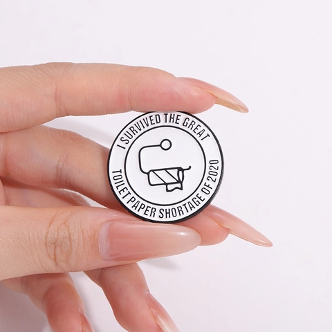 Humorous Zinc Alloy Enamel Pins Brooch I Survived The Toilet Paper Apocalypse 2020 Creative Minimalist Badges For Backpack Clothing Decorative Accessories Women Men Gift