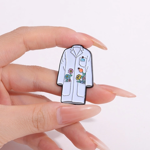 Pin's en Émail Créatif Blouse de Laboratoire Broche Uniforme de Docteur Cartoon Avec Fleurs Alliage Médical Badge pour Infirmière