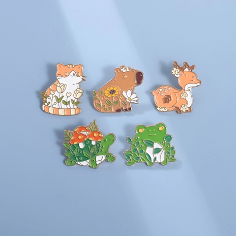 Pins en Émail Animaux Dessin Animé Capybara Cerf Chat Grenouille Tortue Broches Avec Fleur Champignon Style Forêt Bijoux en Alliage pour Sac à Dos