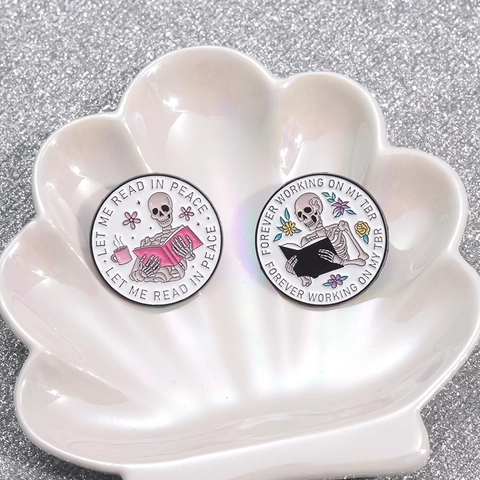 Ensemble d'Épingles Émaillées Squelette Lisant Drôle Broche Gothique Amateur de Livres Tarot The Reader pour Vêtements Sac à Dos Badge Bijoux Cadeau