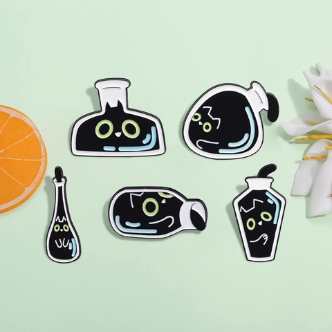 Broche en Émail de Chat Noir de Dessin Animé Épinglette de Flacon de Laboratoire Badge de Bouteille à la Mer Bijoux Créatifs Décoration de Sac à Dos Cadeau
