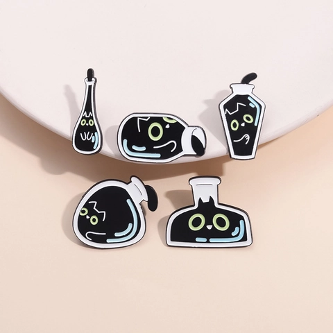 Broche en Émail de Chat Noir de Dessin Animé Épinglette de Flacon de Laboratoire Badge de Bouteille à la Mer Bijoux Créatifs Décoration de Sac à Dos Cadeau