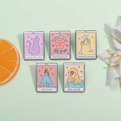 Tarotkarte Emaille Brosche Pin Musik Fan Geschenk Karma Is A Cat The Problem Zinklegierung Abzeichen Für Kleidung Tasche Dekor Mode Schmuck