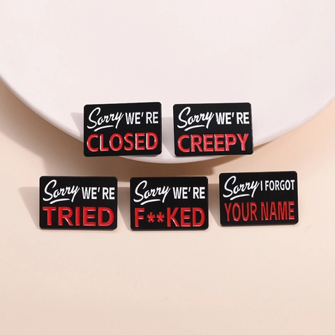 Divertido Pin de Esmalte Sorry We Are Creepy Letras Sarcásticas Broche de Aleación de Zinc para Ropa Mochila Joyería