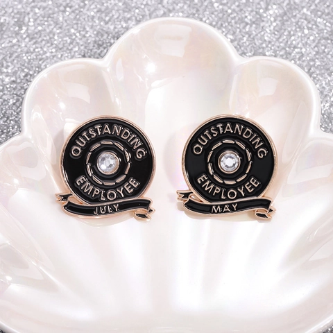 Uitmuntende Medewerker Emaille Pin Ronde Maandelijkse Award Brosche Goud Zwart Legering Strass Badge Zakelijk Geschenk