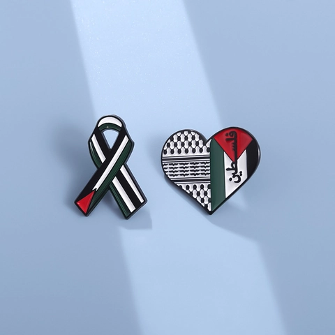 Spilla da Bavero in Smalto Lega Forma a Cuore Nastro Motivo a Griglia Keffiyeh Accessorio di Gioielli Decorativi Per Abbigliamento Zaino Uomo Donna