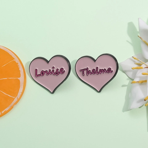 Set di Spille Smaltate a Forma di Cuore Rosa Spilla in Lega di Zinco Con Nomi Louise e Thelma Per Decorazione Borse Abiti Gioielli