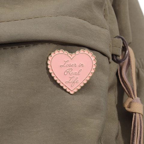 Spilla Smaltata a Forma di Cuore Rosa Con Lettera Inglese di Personalità in Lega di Zinco Bordo Dorato per Decorazione Abbigliamento Borsa