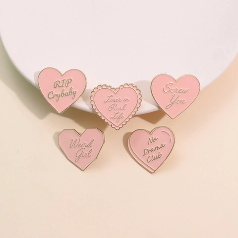 Spilla Smaltata a Forma di Cuore Rosa Con Lettera Inglese di Personalità in Lega di Zinco Bordo Dorato per Decorazione Abbigliamento Borsa
