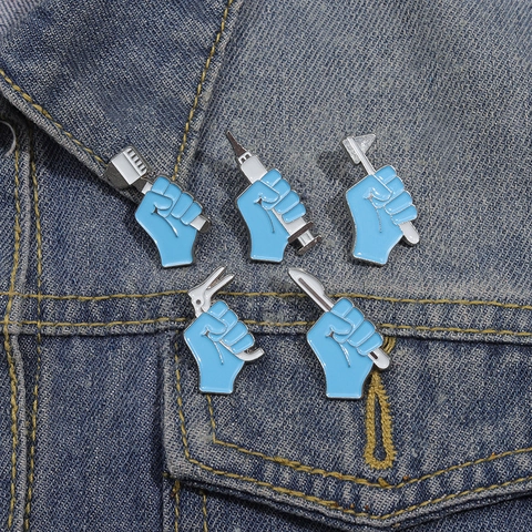 Épingle Émaillée Médicale Créative Badge en Alliage pour Médecins Infirmiers Main Tenant Seringue Bistouri Broche Bijoux
