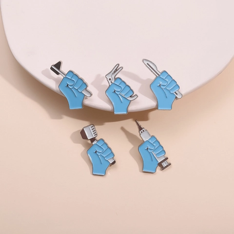 Spilla in Smalto Medico per Regalo Medico Infermiere Lega di Zinco Mano Blu Bisturi Siringa Distintivo Creativo Decorazione Abbigliamento Gioielli