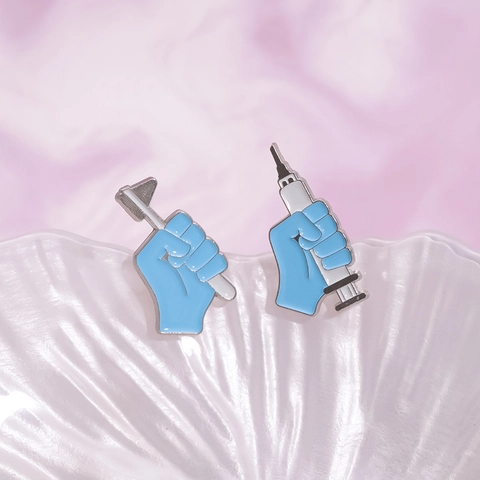 Broche de Esmalte Médico para Médicos Enfermeras Mano Azul Claro Sosteniendo Jeringa Bisturí Martillo Reflejo Aleación Insignia Joyería Regalo