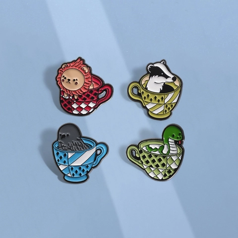 Lindo Juego de Broches de Esmalte de Dibujos Animados Diseño de Animal en Taza de Té Patrón de Serpiente León Cuervo Tejón Insignia