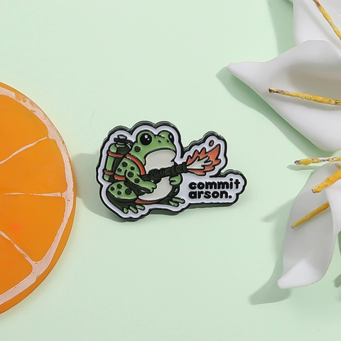 Grappige Cartoon Kikker Vlammenwerper Meme Emaille Speld Legering Badge Broche Gepersonaliseerde Sieraden Cadeau voor Mannen Vrouwen