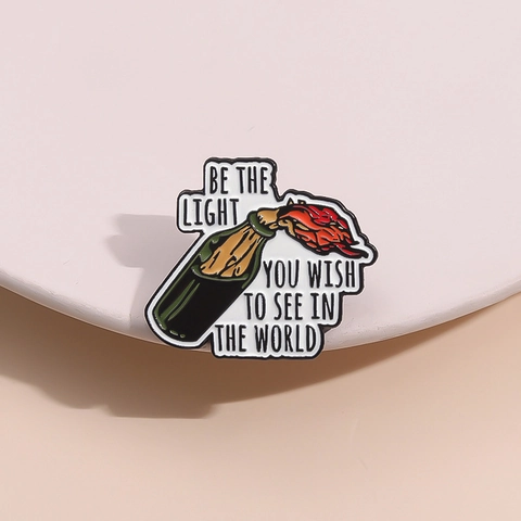 Spilla in Smalto di Lega di Zinco Cocktail Molotov Bottiglia in Fiamme Badge Citazione per Vestiti Zaino Spilla Decorativa Unisex