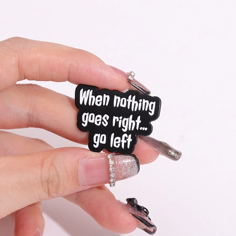 Épingle en Émail Avec Citation Humoristique When Nothing Goes Right Go Left Badge en Alliage Accessoires de Vêtement Cadeau Créatif