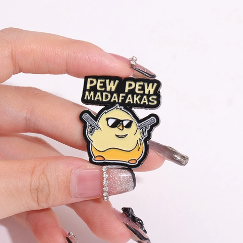 Lustige Emaille Brosche Aus Legierung Mit Cartoon Küken Sonnenbrille Double Guns Pew Pew Madafakas Slogan Für Rucksack Jacke