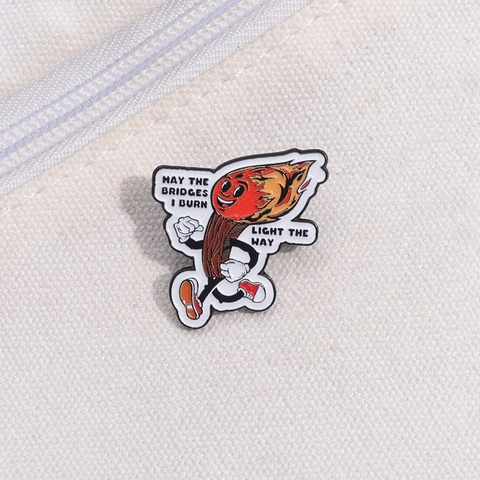 Cartoon Brennendes Streichholz Emaille Pin May The Bridges I Burn Light The Way Zinklegierung Brosche Für Kleidung Dekoration